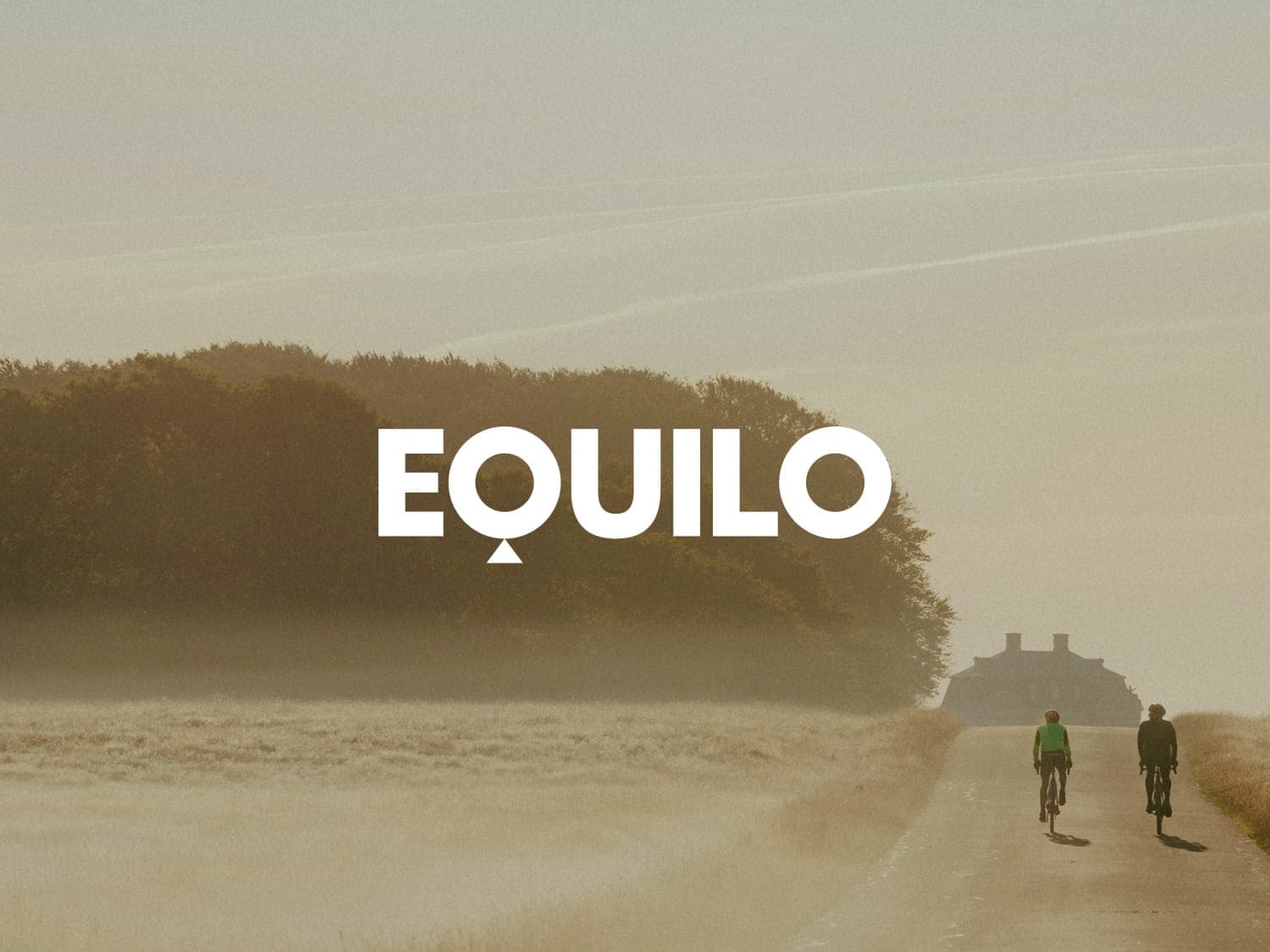 Två personer cyklar på en grusväg genom ett öppet landskap i gryningsljus, med Equilo-logotypen i vitt över bilden.